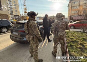На Хмельниччині викрито трьох спільників, які видавали себе за працівників СБУ —Хмельнитчина