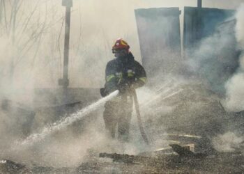 На Львівщині загасили масштабну пожежу на складі