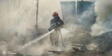 На Львівщині загасили масштабну пожежу на складі