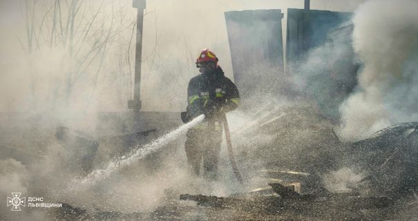 На Львівщині загасили масштабну пожежу на складі
