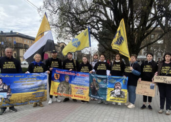 На майдані Митців у Запоріжжі пройшла акція на підтримку військовополонених – фоторепортаж | Новости Запорожья