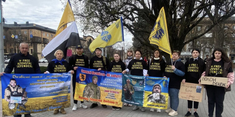 На майдані Митців у Запоріжжі пройшла акція на підтримку військовополонених – фоторепортаж | Новости Запорожья