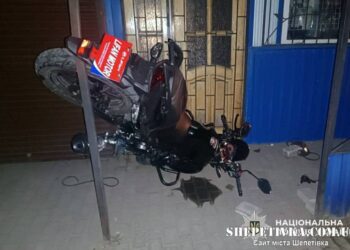 На Шепетівщині неповнолітній мотоцикліст влетів у поріг магазину —Хмельнитчина