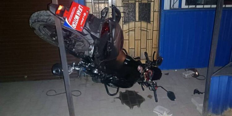 На Шепетівщині неповнолітній мотоцикліст влетів у поріг магазину —Хмельнитчина