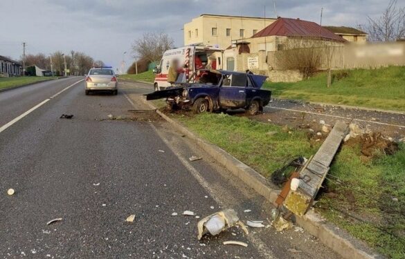 На Звенигородщині нетверезий водій врізався в електроопору: є постраждалий