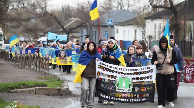 Напередодні Великодня у Смілі пройшла мирна хода на підтримку військовополонених та зниклих безвісти — Новости Черкасс
