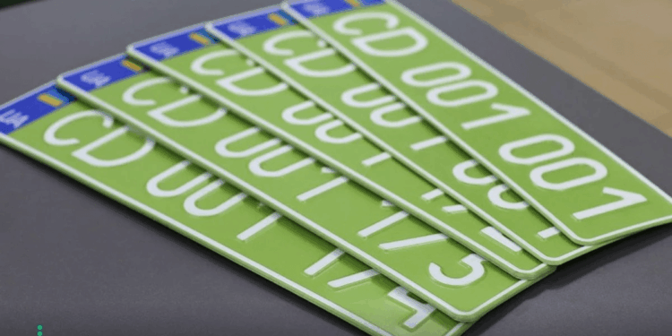 Оливкові номерні знаки в Україні: кому видаватимуть |  |