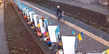 Правоохоронці встановили особу пенсіонера, який зняв прапори на Алеї Героїв у Монастирищі