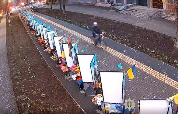 Правоохоронці встановили особу пенсіонера, який зняв прапори на Алеї Героїв у Монастирищі