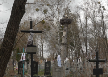 Прикрашають могильні хрести хустками, стрічками та рушниками. Більше про давню великодню традицію на Рівненському Поліссі (ФОТО)