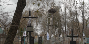 Прикрашають могильні хрести хустками, стрічками та рушниками. Більше про давню великодню традицію на Рівненському Поліссі (ФОТО)