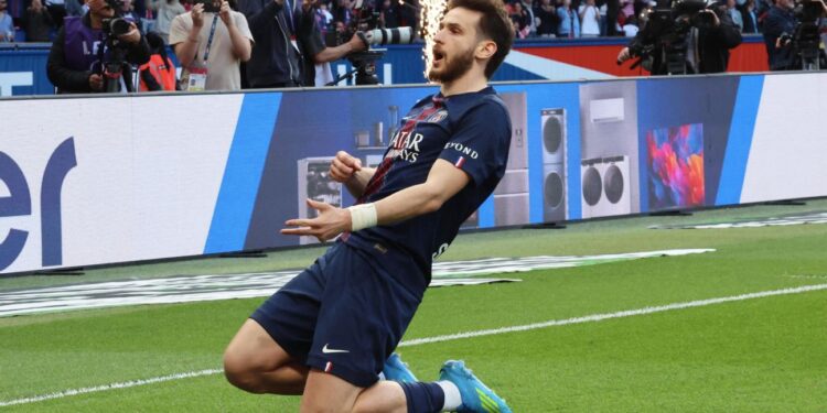 «ПСЖ» с дублем Кварацхелии разгромил «Нант» в матче Лиги 1