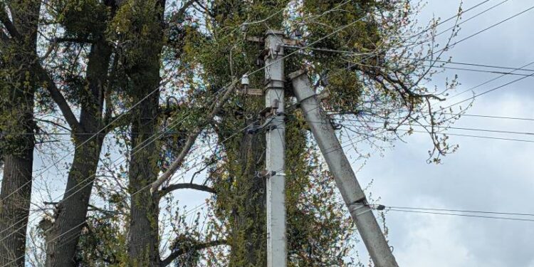 Шквальний вітер знеструмив населені пункти Шепетівщини: енергетики працюють у посиленому режимі —Хмельнитчина