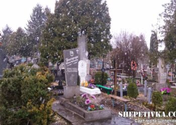 Штормовий вітер пошкодив пам’ятники на міському кладовищі Шепетівки —Хмельнитчина