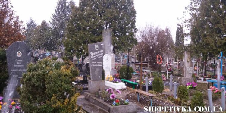 Штормовий вітер пошкодив пам’ятники на міському кладовищі Шепетівки —Хмельнитчина