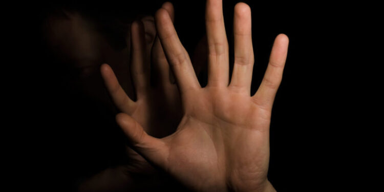 Систематично бив та знущався над співмешканкою: на Прикарпатті чоловіка засудили до двох років ув’язнення