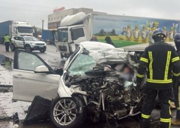 Смертельна ДТП на Львівщині: легковик “влетів” у вантажівку, іномарка розстрощена вщент