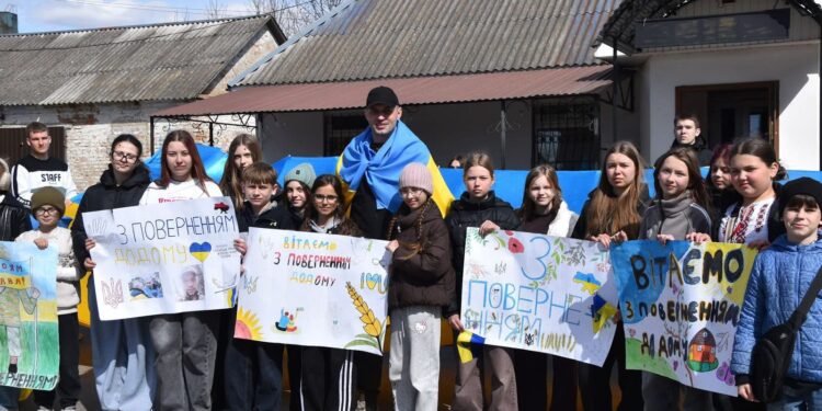 У Гощанську громаду повернувся звільнений з полону захисник Василь Новак