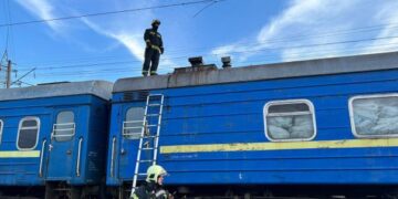 У Києві підліток загинув на даху поїзда, ще двоє дістали опіки