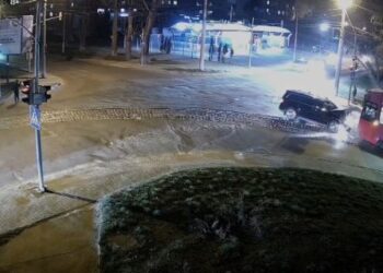 У Львові водій Mercedes в’їхав у трамвай і втік із місця ДТП