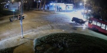 У Львові водій Mercedes в’їхав у трамвай і втік із місця ДТП