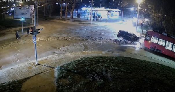 У Львові водій Mercedes в’їхав у трамвай і втік із місця ДТП