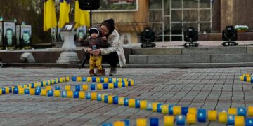 У Рівному в небо здійняли світлові промені у знак пошани полеглих захисників України