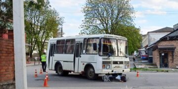 У Славуті автобус наїхав на 73-річну велосипедистку: поліція розпочала розслідування —Хмельнитчина