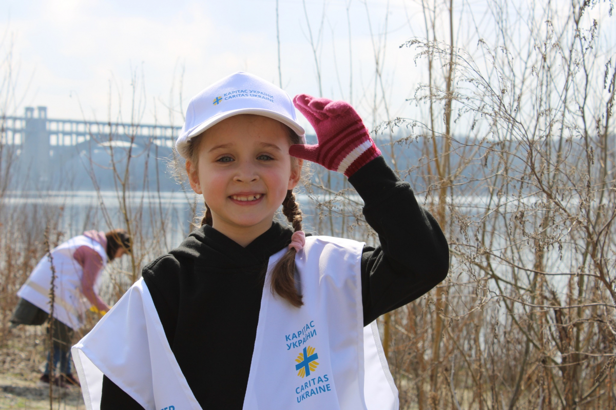 Мішки сміття і натхнення: мешканка Канади долучилася до екотолоки в Запоріжжі (фото)