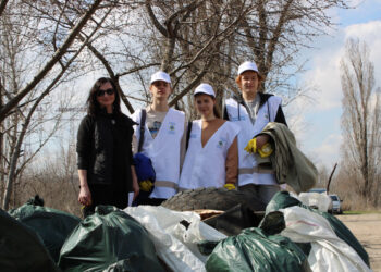 У Запоріжжі біля балки Сагайдачної пройшла екотолока: береги Дніпра прибирали студенти, сім’ї та запоріжанка з Канади | Новости Запорожья
