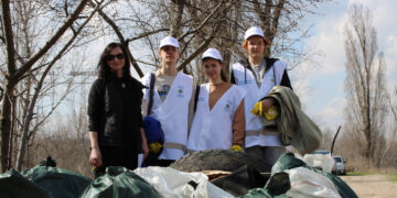 У Запоріжжі біля балки Сагайдачної пройшла екотолока: береги Дніпра прибирали студенти, сім’ї та запоріжанка з Канади | Новости Запорожья