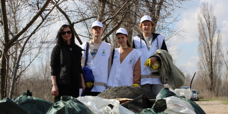У Запоріжжі біля балки Сагайдачної пройшла екотолока: береги Дніпра прибирали студенти, сім’ї та запоріжанка з Канади | Новости Запорожья
