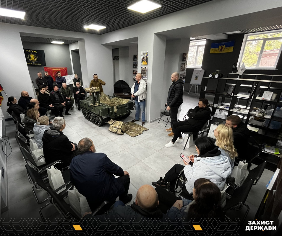 У Запоріжжі презентували «Терміт 2.0» — наземний робот поїде на фронт рятувати життя (фото)