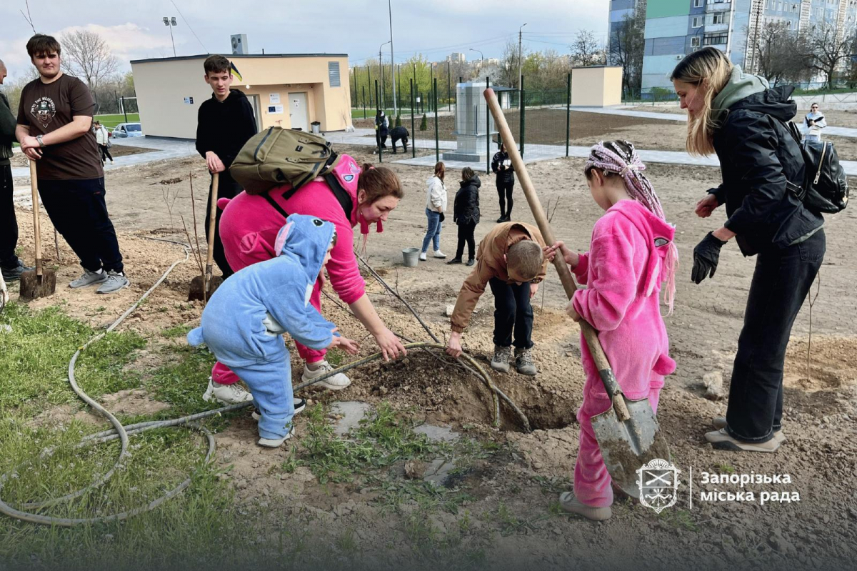 У Запоріжжі саджають сади Перемоги - фото