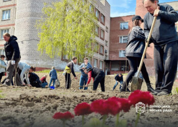 У Запоріжжі проходить акція Сади Перемоги – толока, підземні школи | Новости Запорожья