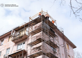 У Запоріжжі відновлюють будинок на вулиці Незалежної України, пошкоджений ворожим ударом – коли завершать | Новости Запорожья