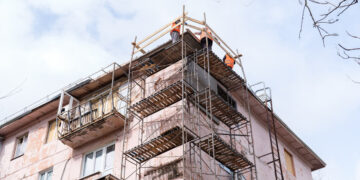 У Запоріжжі відновлюють будинок на вулиці Незалежної України, пошкоджений ворожим ударом – коли завершать | Новости Запорожья