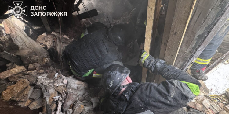 У Запоріжжі з-під завалів дістали 15-річну дівчину – історія порятунку від надзвичайників ДСНС | Новости Запорожья