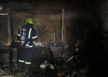 В Івано-Франківську горіли речі домашнього вжитку: евакуювали 14 мешканців, серед них — троє дітей (ФОТО)