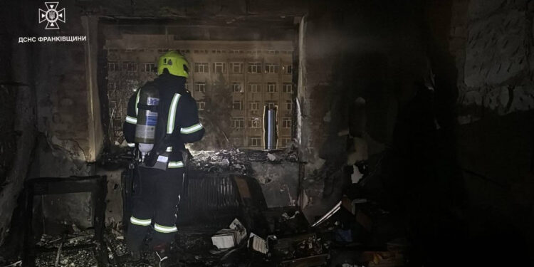 В Івано-Франківську горіли речі домашнього вжитку: евакуювали 14 мешканців, серед них — троє дітей (ФОТО)