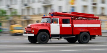 В Івано-Франківську врятували чоловіка під час пожежі в багатоповерхівці