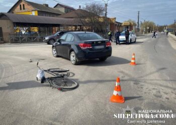 В Ізяславі під колеса автомобіля потрапив 68-річний велосипедист —Хмельнитчина