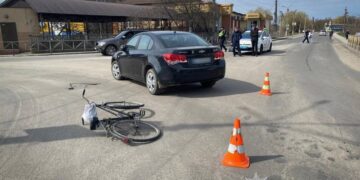 В Ізяславі під колеса автомобіля потрапив 68-річний велосипедист —Хмельнитчина