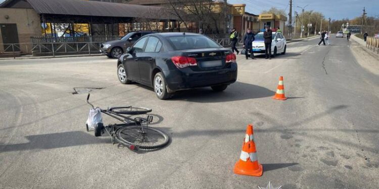В Ізяславі під колеса автомобіля потрапив 68-річний велосипедист —Хмельнитчина
