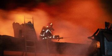 Внаслідок ворожої атаки виникла пожежа на підприємстві у Хмельницькому —Хмельнитчина