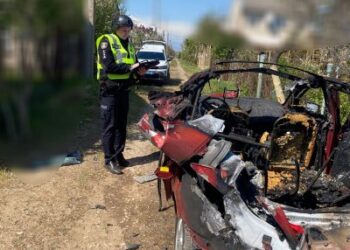 Ворожий дрон поцілив у авто – постраждав чоловік: на Миколаївщині поліцейські фіксують наслідки удару та збирають докази воєнного злочину » Миколаївський Оглядач