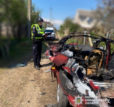 Ворожий дрон поцілив у авто – постраждав чоловік: на Миколаївщині поліцейські фіксують наслідки удару та збирають докази воєнного злочину » Миколаївський Оглядач