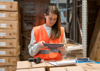 Жінки стали основною силою на складах: зайнятість зросла у 3,3 раза – Экономика