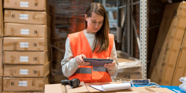 Жінки стали основною силою на складах: зайнятість зросла у 3,3 раза – Экономика