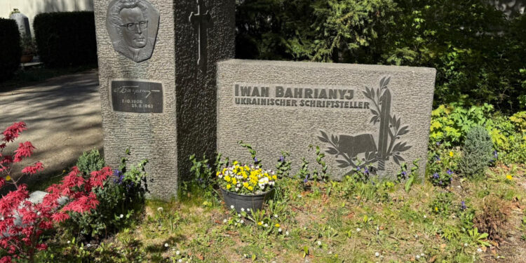 Знову на могилі Івана Багряного…